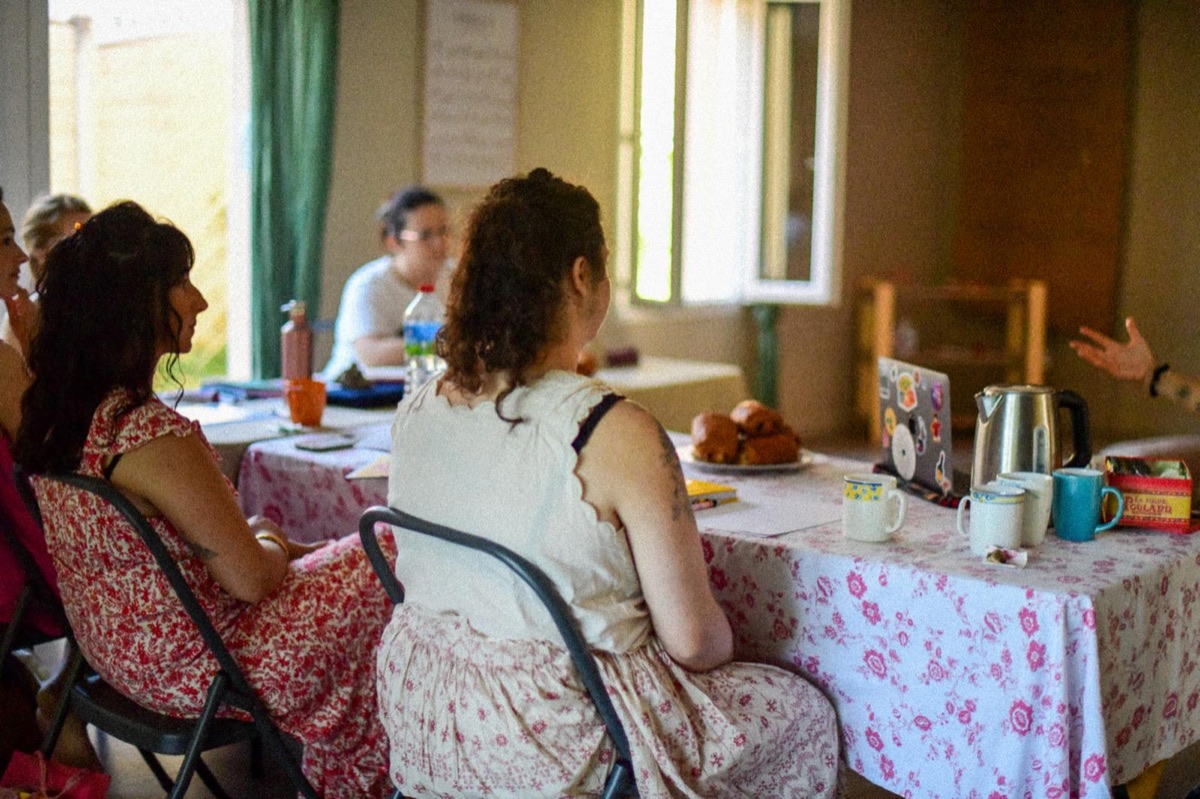 Un groupe de femmes échange autour d’une table lors d’une rencontre