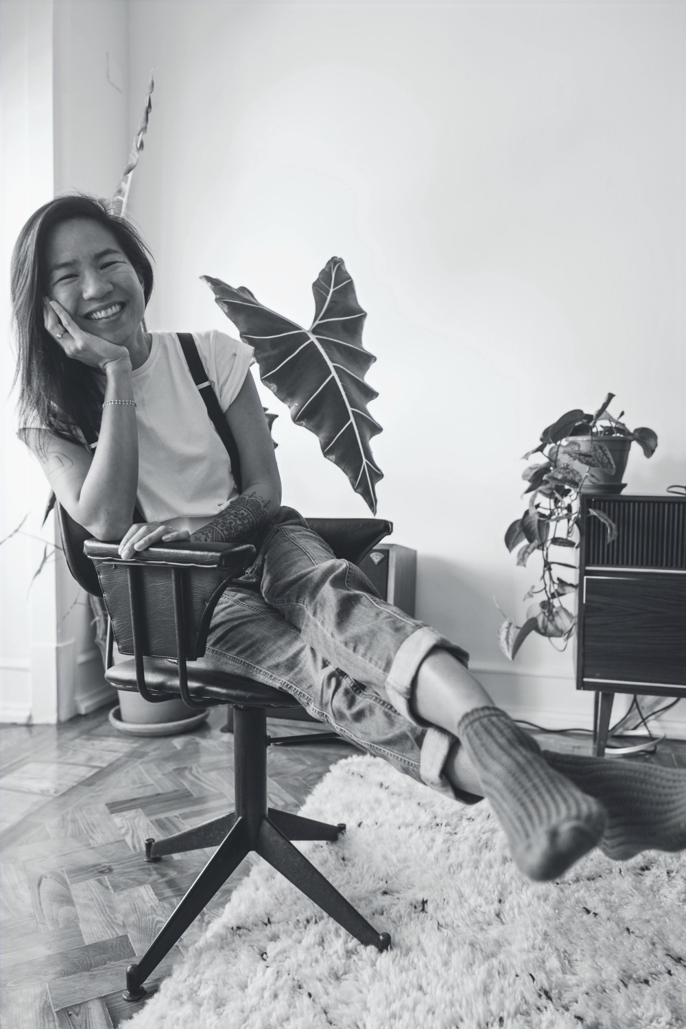 Grâce, souriante, assise dans un fauteuil près d’une fenêtre